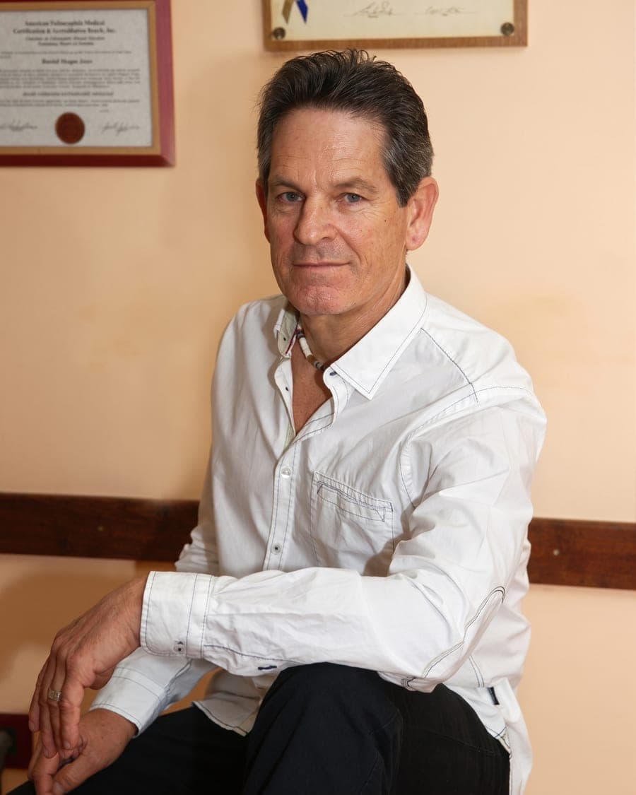 Retrato del Dr. Randall Jones en la consulta.